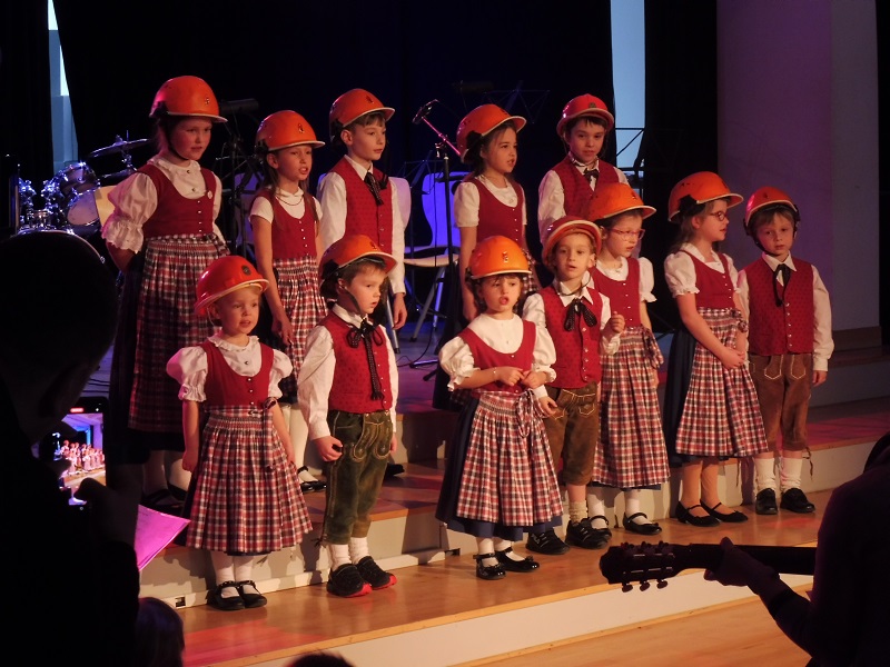 Das Lied -Unsere tapfre Feierwehr- sagen die Kinder am 04.03.2023 bei der 43. Musikparty am Benedikt-Stattler-Gymnasium in Bad Kötzting