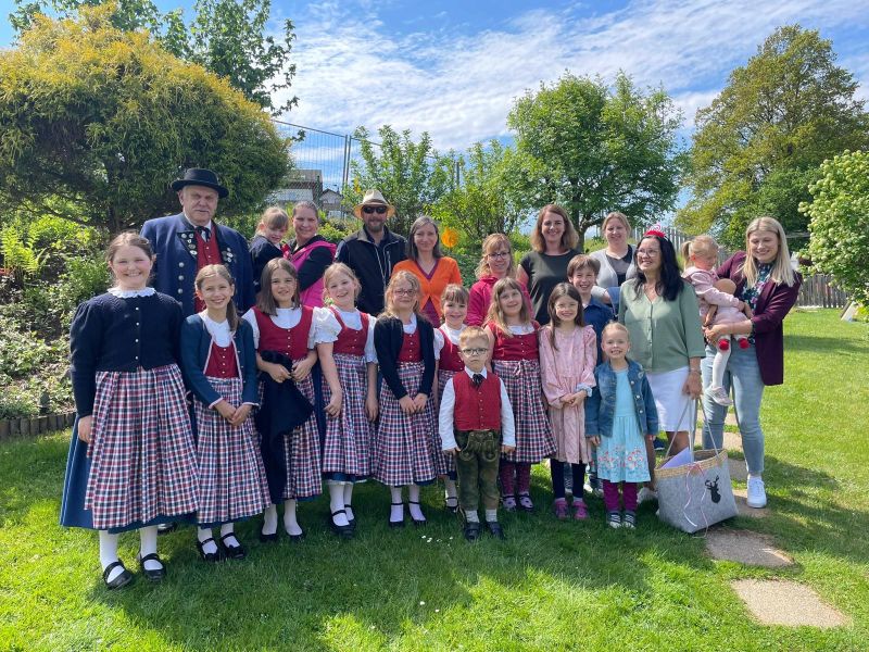 Die Kindergruppe des Trachtenvereins überraschte Jugendleiterin Annemarie Dachs zusammen mit Vorsitzenden Adolf Breu und einigen Eltern mit einem Ständchen und Präsenten zum 60. Geburstag