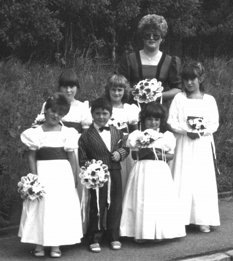 Festmutter Elfriede Späth         
mit
Jasmin Breu, Corinna      
Baumann, Michael Späth, Yvonne Feldmeier, Jasmin Baumann und Silke Breu