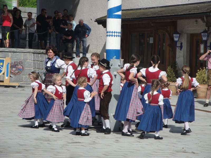 Tanz um den Kirtabaum