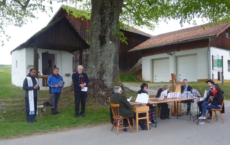 Seit mittlerweile 20 Jahren ist es gute „Sitt“ der Trachtler, jedes Jahr im Marienmonat Mai der Gottesmutter bei der „heimatlichen“ Zittenhof-Kapelle mit Gebet und Gesang zu huldigen. 